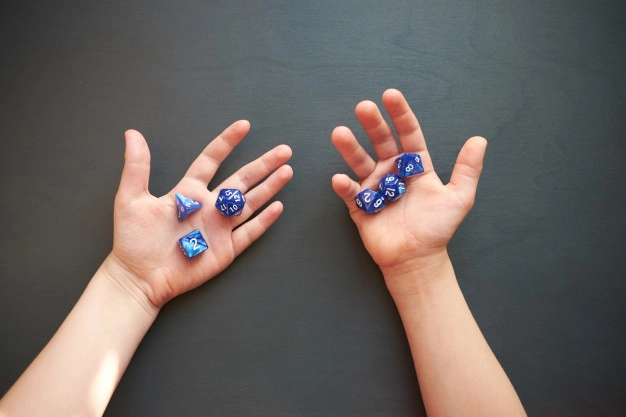 Pelivalikoima iPhone-puhelimille 5 kid holding dices